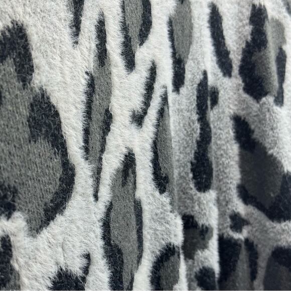 Chic XL Miss Sparkling Gray Leopard Women's Cardigan - Picture 6 of 10